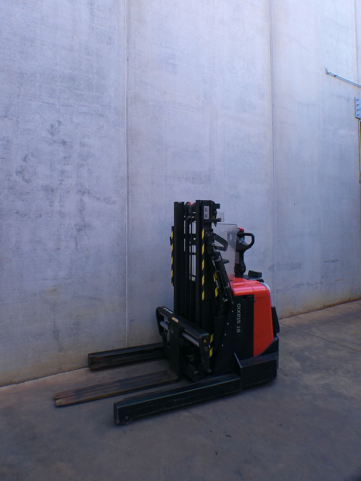 Toyota SPE 120 XR - Emelőtargoncá: 2 kép. Toyota SPE 120 XR - Emelőtargoncá: 2 kép.