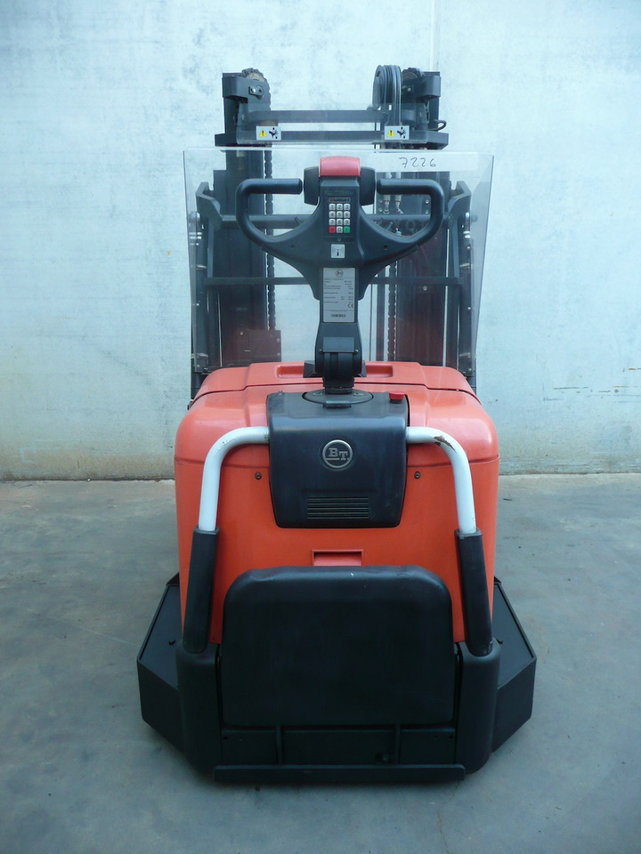 Toyota SPE 120 XR - Emelőtargoncá: 5 kép. Toyota SPE 120 XR - Emelőtargoncá: 5 kép.