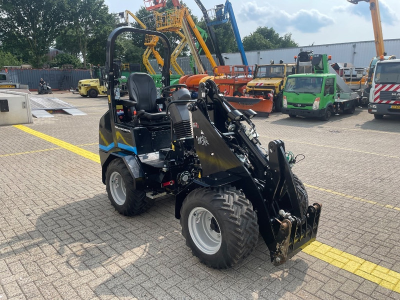 Giant G 2200 E - Gumikerekes homlokrakodó: 5 kép. Giant G 2200 E - Gumikerekes homlokrakodó: 5 kép.