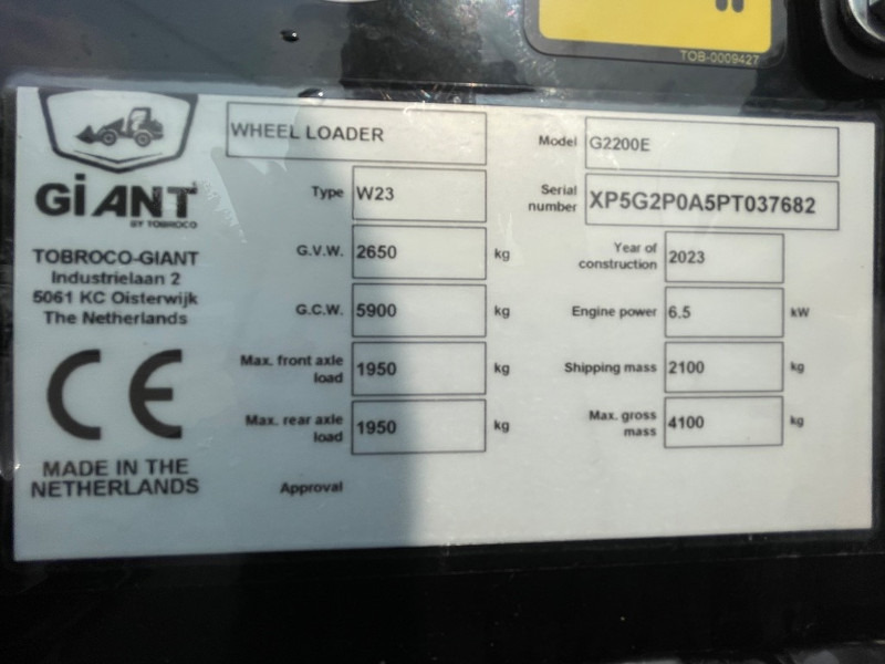Giant G 2200 E - Gumikerekes homlokrakodó: 3 kép. Giant G 2200 E - Gumikerekes homlokrakodó: 3 kép.
