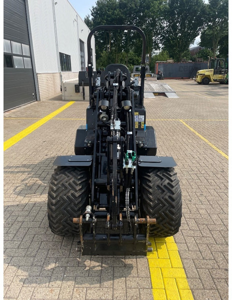 Giant G 2200 E - Gumikerekes homlokrakodó: 4 kép. Giant G 2200 E - Gumikerekes homlokrakodó: 4 kép.