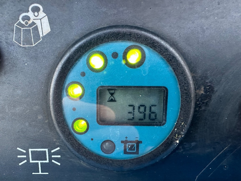 Haulotte Compact 14 - Ollós emelő: 5 kép. Haulotte Compact 14 - Ollós emelő: 5 kép.