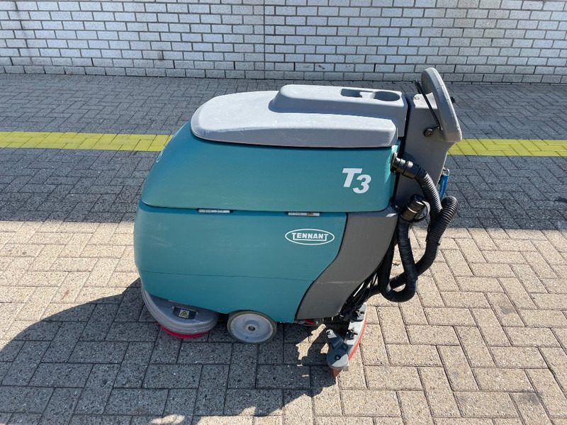 TENNANT T 3 - Utcaseprő gép: 1 kép. TENNANT T 3 - Utcaseprő gép: 1 kép.
