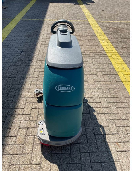 TENNANT T 3 - Utcaseprő gép: 4 kép. TENNANT T 3 - Utcaseprő gép: 4 kép.