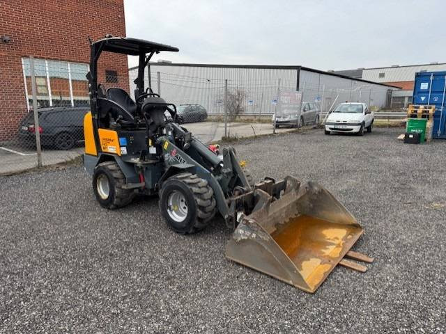 Giant D 332 SWT X-TRA - Kompakt lánctalpas rakodó: 2 kép. Giant D 332 SWT X-TRA - Kompakt lánctalpas rakodó: 2 kép.