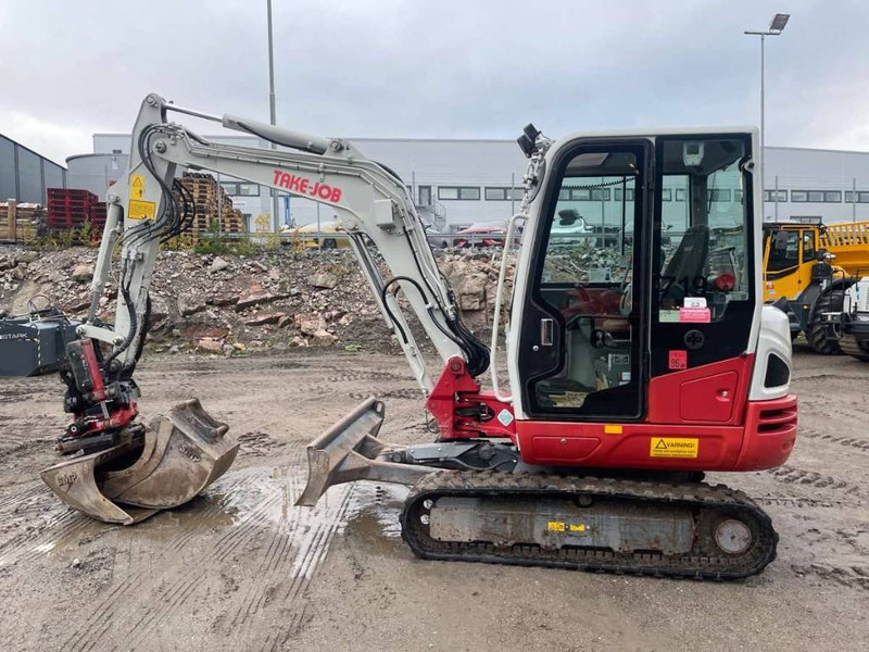 Takeuchi TB 240 - Minikotró: 1 kép. Takeuchi TB 240 - Minikotró: 1 kép.