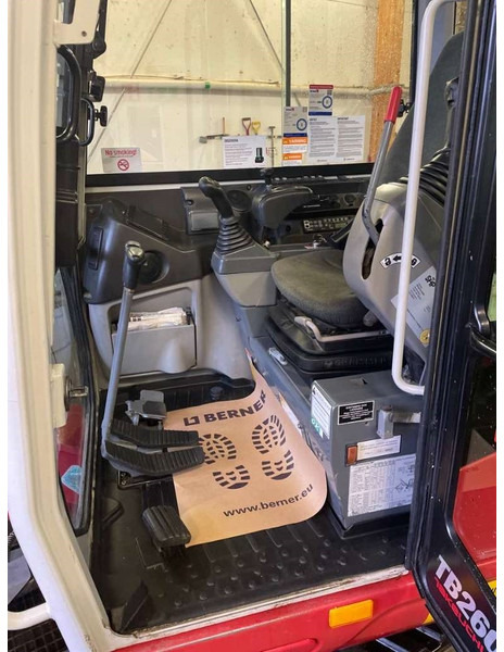 Takeuchi TB 240 - Minikotró: 5 kép. Takeuchi TB 240 - Minikotró: 5 kép.