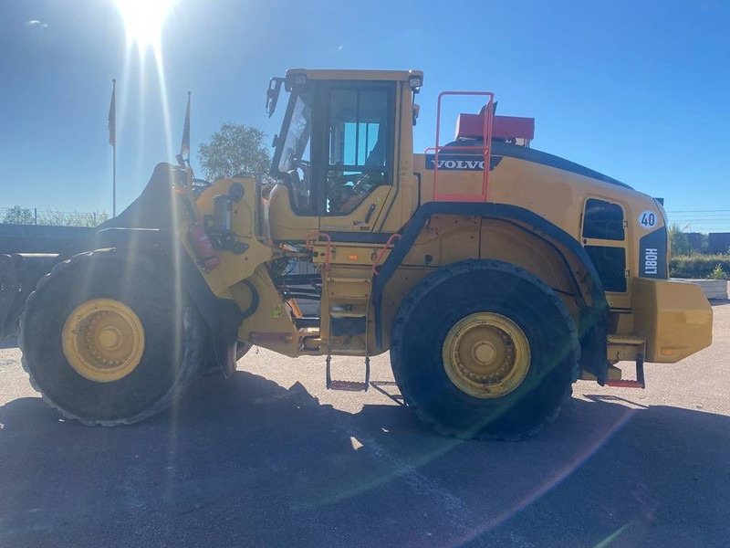 Volvo L 180 H - Gumikerekes homlokrakodó: 2 kép. Volvo L 180 H - Gumikerekes homlokrakodó: 2 kép.