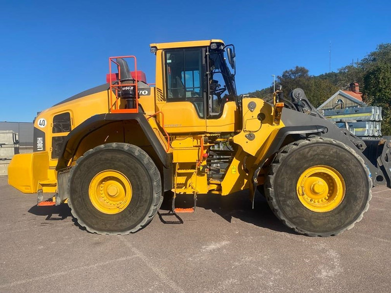 Volvo L 180 H - Gumikerekes homlokrakodó: 5 kép. Volvo L 180 H - Gumikerekes homlokrakodó: 5 kép.