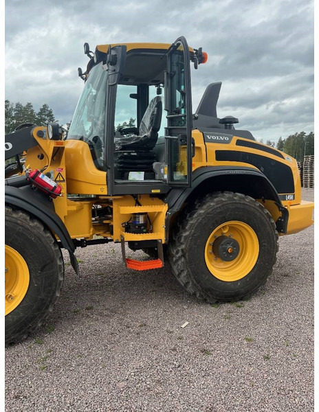 Volvo L 45 H "SÅLD" - Gumikerekes homlokrakodó: 2 kép. Volvo L 45 H "SÅLD" - Gumikerekes homlokrakodó: 2 kép.