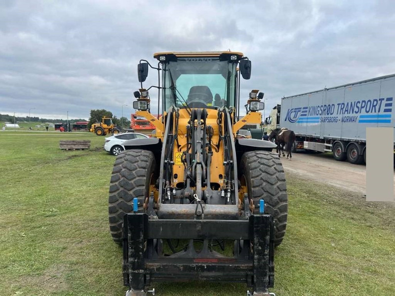 Volvo L 60 H - Gumikerekes homlokrakodó: 3 kép. Volvo L 60 H - Gumikerekes homlokrakodó: 3 kép.