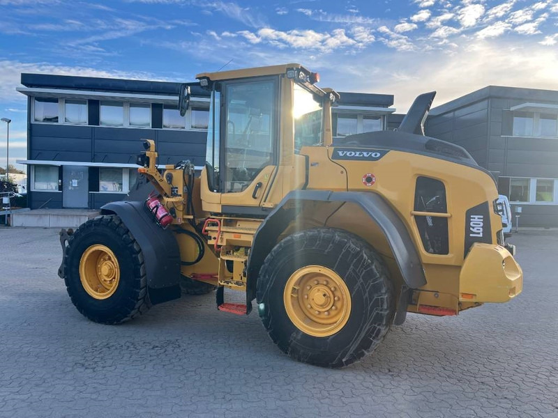 Volvo L 60 H - Gumikerekes homlokrakodó: 2 kép. Volvo L 60 H - Gumikerekes homlokrakodó: 2 kép.
