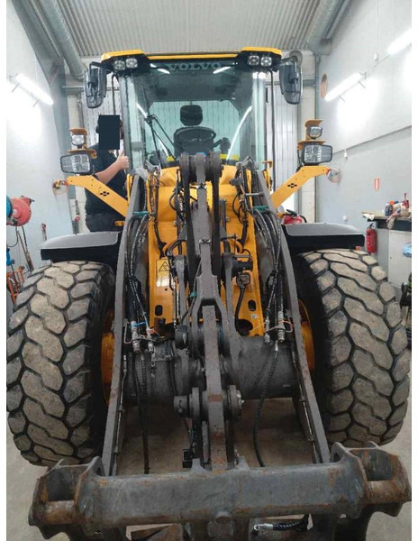 Volvo L 60 H - Gumikerekes homlokrakodó: 4 kép. Volvo L 60 H - Gumikerekes homlokrakodó: 4 kép.