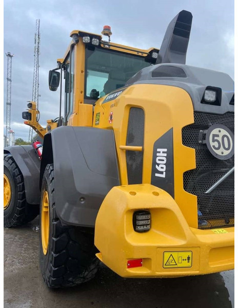 Volvo L 60 H - Gumikerekes homlokrakodó: 3 kép. Volvo L 60 H - Gumikerekes homlokrakodó: 3 kép.