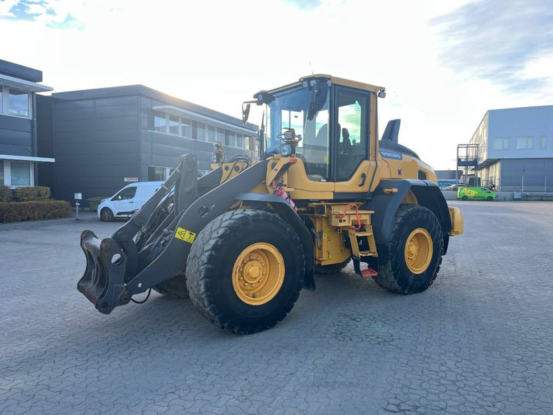 Volvo L 60 H - Gumikerekes homlokrakodó: 1 kép. Volvo L 60 H - Gumikerekes homlokrakodó: 1 kép.