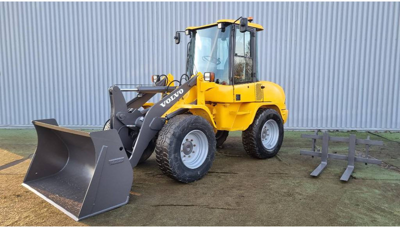 Volvo L30 B, Hjullastare - Gumikerekes homlokrakodó: 1 kép. Volvo L30 B, Hjullastare - Gumikerekes homlokrakodó: 1 kép.