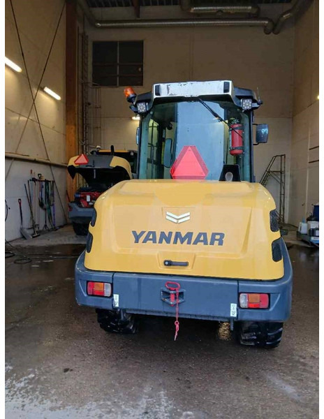 Yanmar V80-5 - Mini homlokrakodó: 4 kép. Yanmar V80-5 - Mini homlokrakodó: 4 kép.