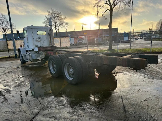 Freightliner 3 AXLE RIGID 6x4 chassis cabine - Alvaz teherautó: 3 kép. Freightliner 3 AXLE RIGID 6x4 chassis cabine - Alvaz teherautó: 3 kép.