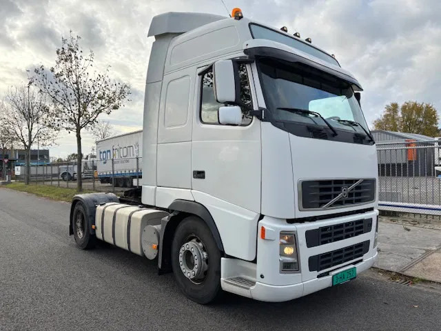 Volvo FH 12 420 E3 4x2T Globetrotter 720.000km!! Analog tacho MOT 06-2026 - Nyergesvontató: 3 kép. Volvo FH 12 420 E3 4x2T Globetrotter 720.000km!! Analog tacho MOT 06-2026 - Nyergesvontató: 3 kép.