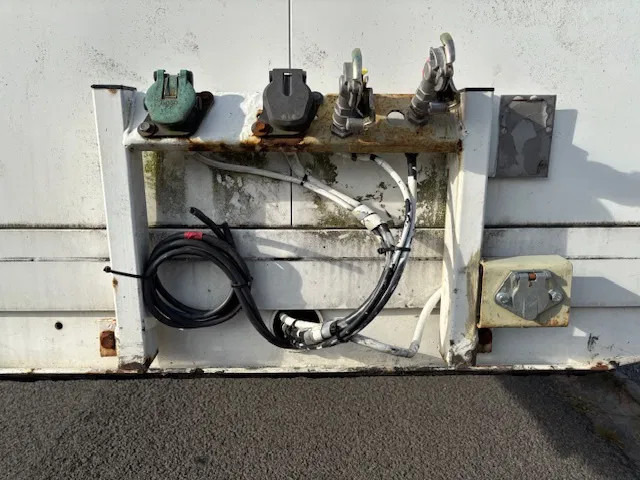 Félpótkocsi dobozos Verem 2 axle trailer combi Closed Box and curtain slider MOT 01-2026: 13 kép. Félpótkocsi dobozos Verem 2 axle trailer combi Closed Box and curtain slider MOT 01-2026: 13 kép.