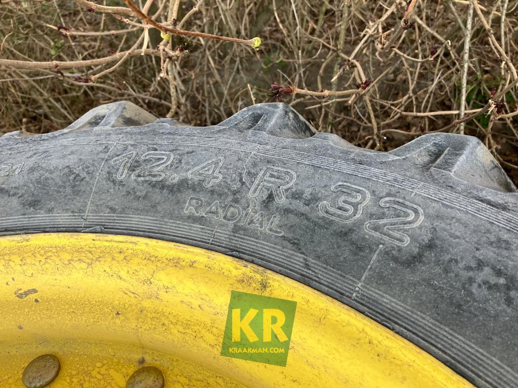 12.4R32 Onbekend merk - Komplett kerék - Mezőgazdasági gépek: 2 kép. 12.4R32 Onbekend merk - Komplett kerék - Mezőgazdasági gépek: 2 kép.