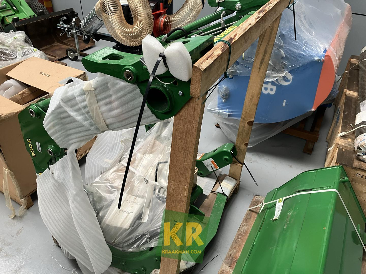 300E John Deere - Homlokrakodó traktorhoz: 2 kép. 300E John Deere - Homlokrakodó traktorhoz: 2 kép.