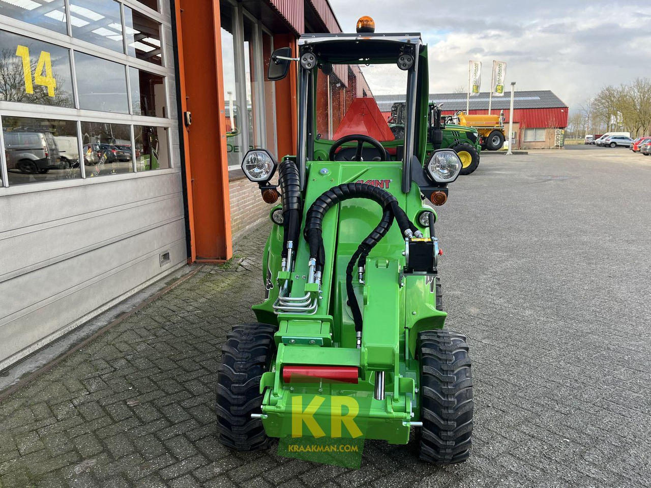 423 TDL Avant - Derékcsuklós rakodó: 5 kép. 423 TDL Avant - Derékcsuklós rakodó: 5 kép.