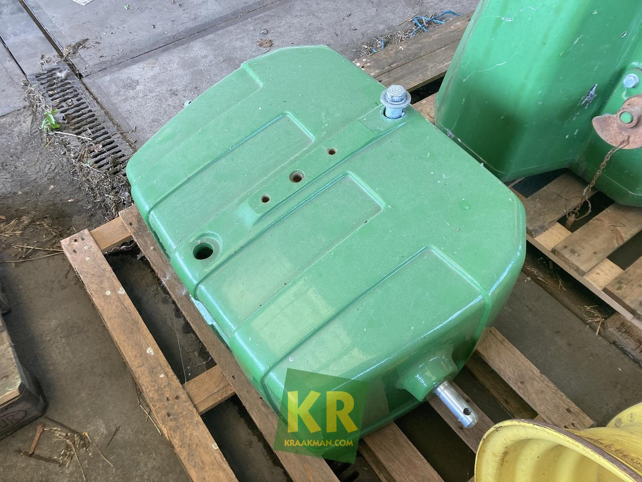 900 kg John Deere - Ellensúly: 3 kép. 900 kg John Deere - Ellensúly: 3 kép.