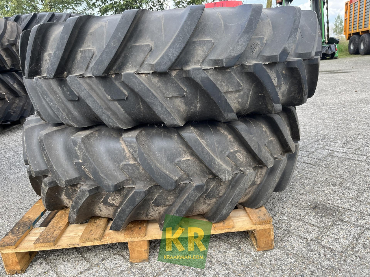 Agribib 380/85R30 Michelin - Komplett kerék - Mezőgazdasági gépek: 1 kép. Agribib 380/85R30 Michelin - Komplett kerék - Mezőgazdasági gépek: 1 kép.