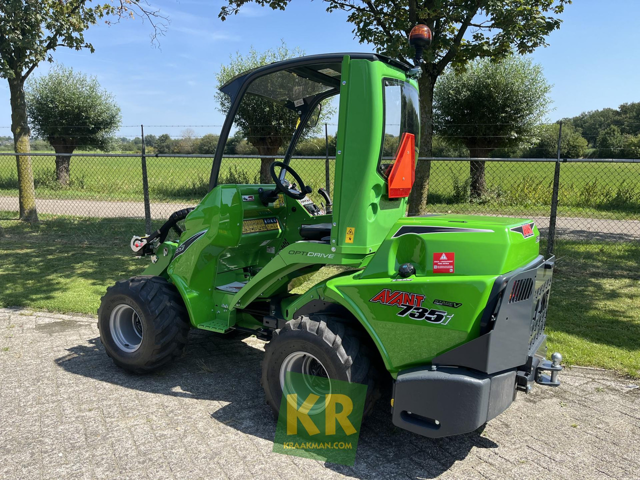 Avant 735 TDL - Derékcsuklós rakodó: 2 kép. Avant 735 TDL - Derékcsuklós rakodó: 2 kép.
