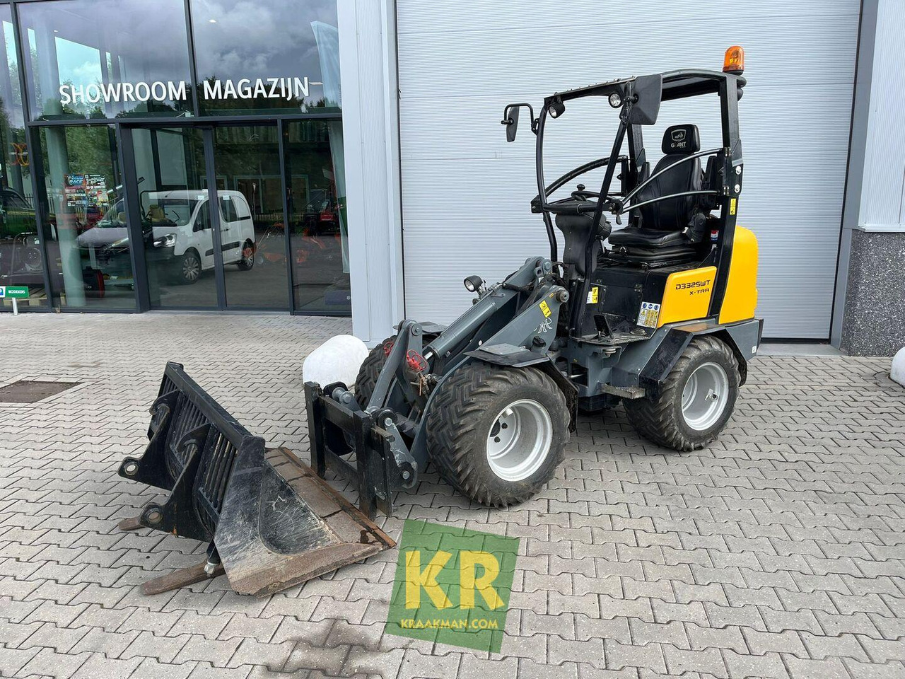 D332 Giant - Derékcsuklós rakodó: 1 kép. D332 Giant - Derékcsuklós rakodó: 1 kép.