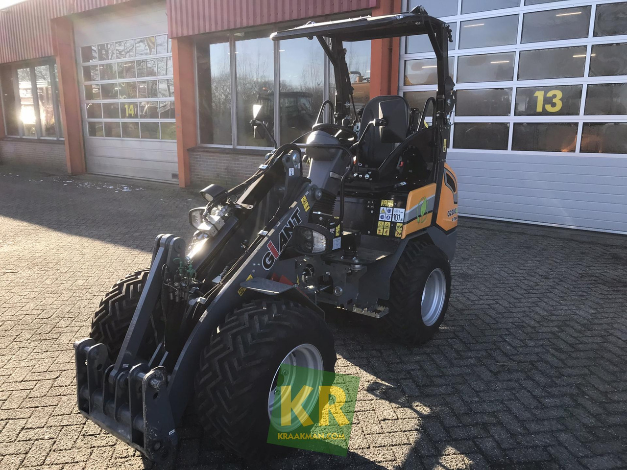 G2200E Giant - Derékcsuklós rakodó: 1 kép. G2200E Giant - Derékcsuklós rakodó: 1 kép.