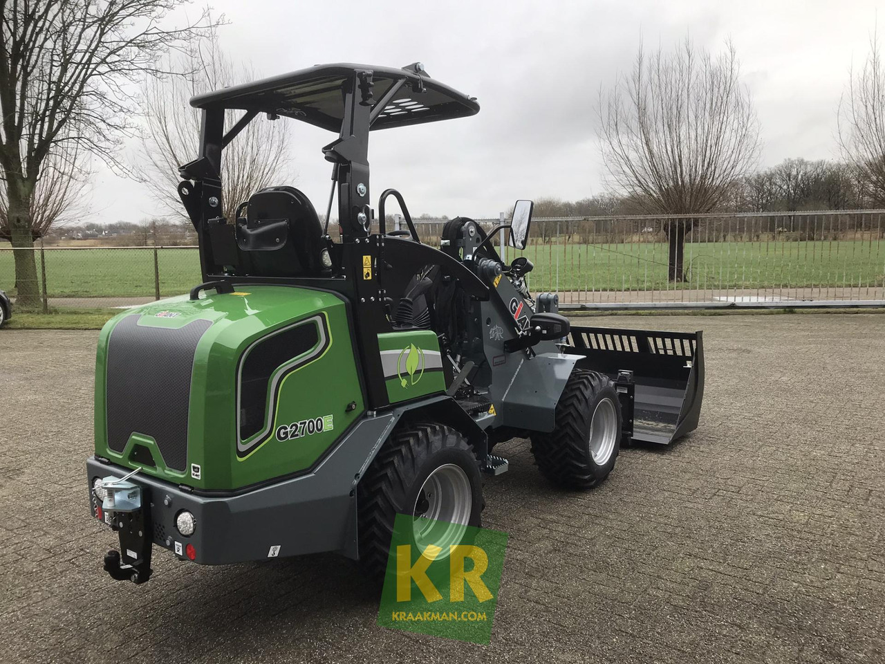 G2700E Giant - Derékcsuklós rakodó: 4 kép. G2700E Giant - Derékcsuklós rakodó: 4 kép.