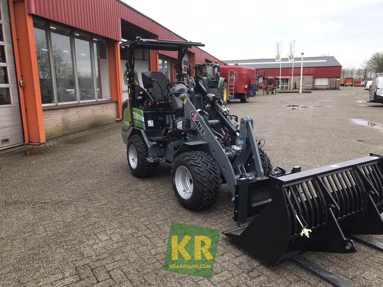 G2700E Giant - Derékcsuklós rakodó: 3 kép. G2700E Giant - Derékcsuklós rakodó: 3 kép.