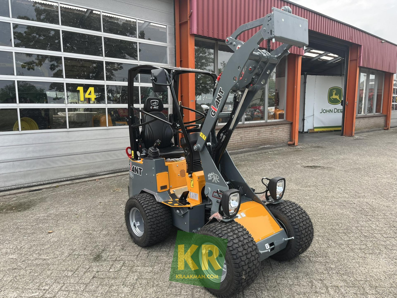Giant G1200 - Derékcsuklós rakodó: 3 kép. Giant G1200 - Derékcsuklós rakodó: 3 kép.