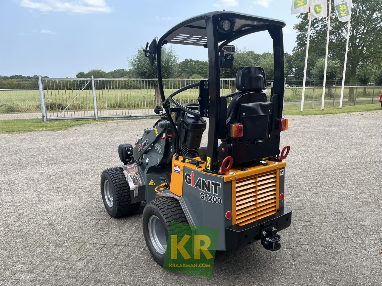 Giant G1200 - Derékcsuklós rakodó: 5 kép. Giant G1200 - Derékcsuklós rakodó: 5 kép.
