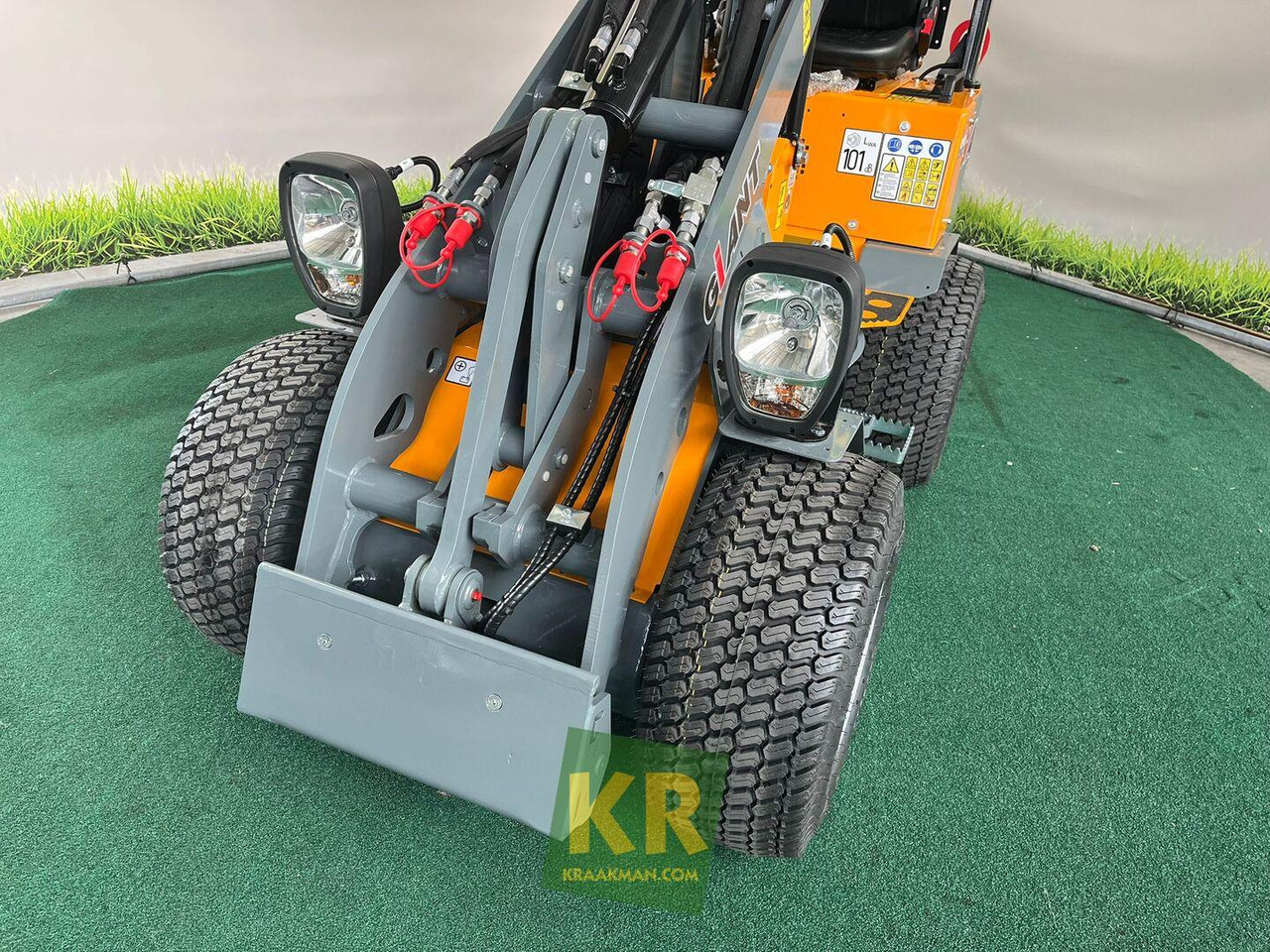 Giant G1200  - Derékcsuklós rakodó: 3 kép. Giant G1200  - Derékcsuklós rakodó: 3 kép.