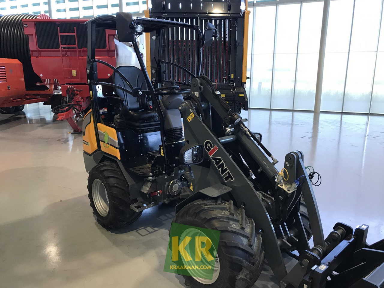 Giant G2200E  - Derékcsuklós rakodó: 2 kép. Giant G2200E  - Derékcsuklós rakodó: 2 kép.