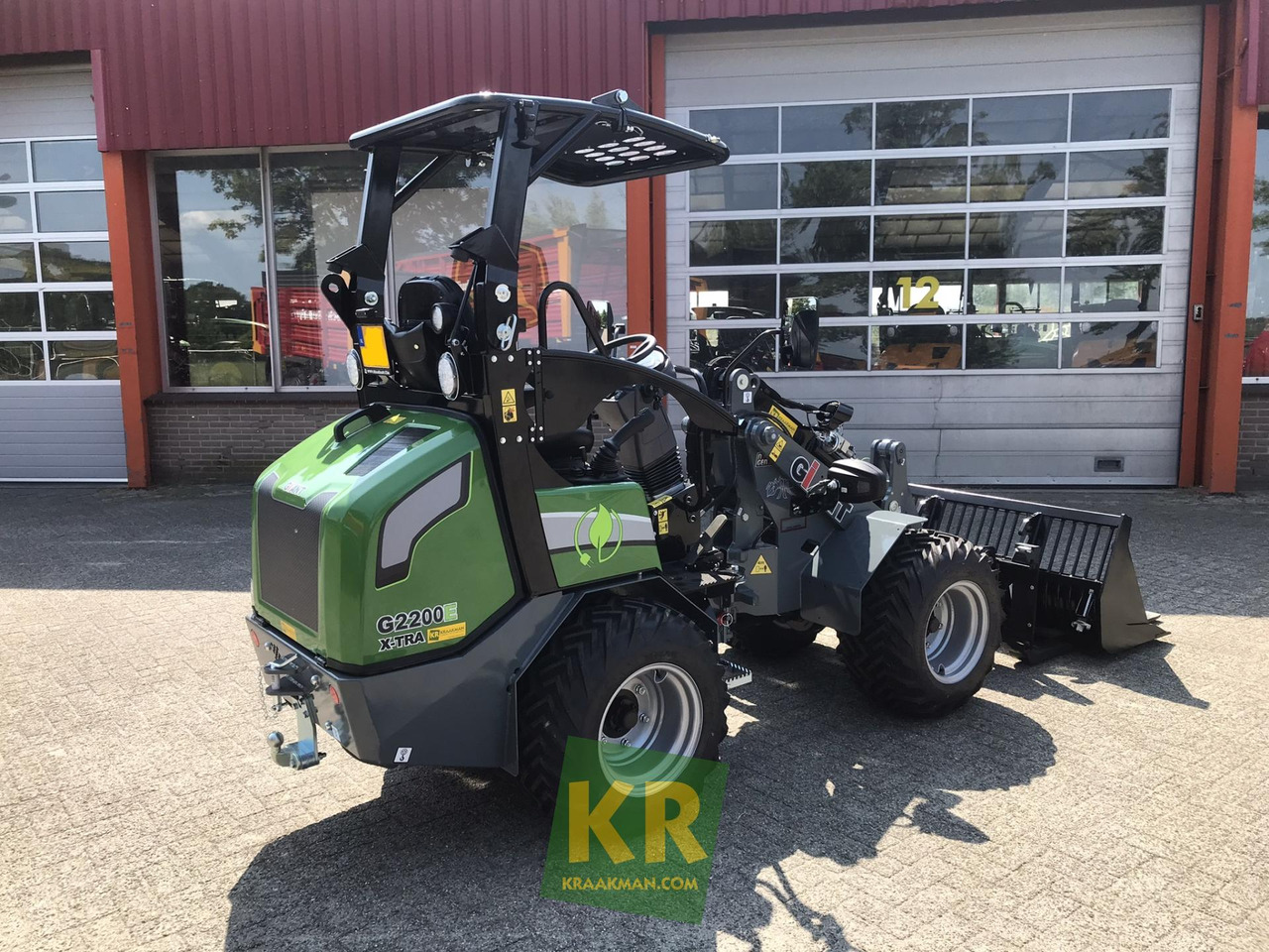 Giant G2200E - Derékcsuklós rakodó: 3 kép. Giant G2200E - Derékcsuklós rakodó: 3 kép.
