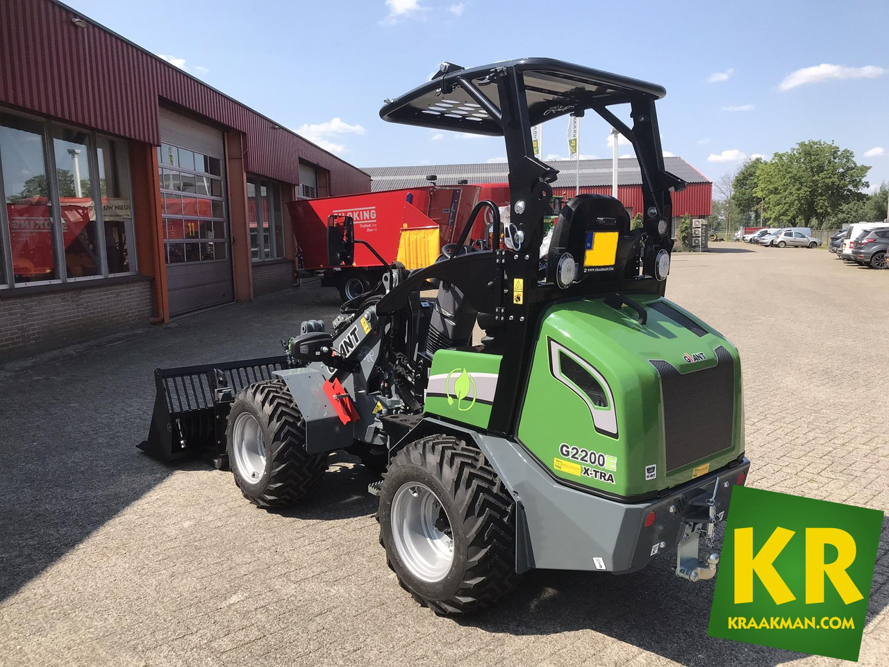 Giant G2200E - Derékcsuklós rakodó: 4 kép. Giant G2200E - Derékcsuklós rakodó: 4 kép.