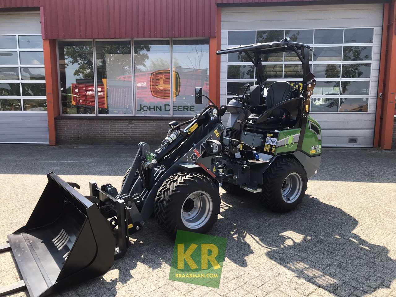 Giant G2200E - Derékcsuklós rakodó: 1 kép. Giant G2200E - Derékcsuklós rakodó: 1 kép.