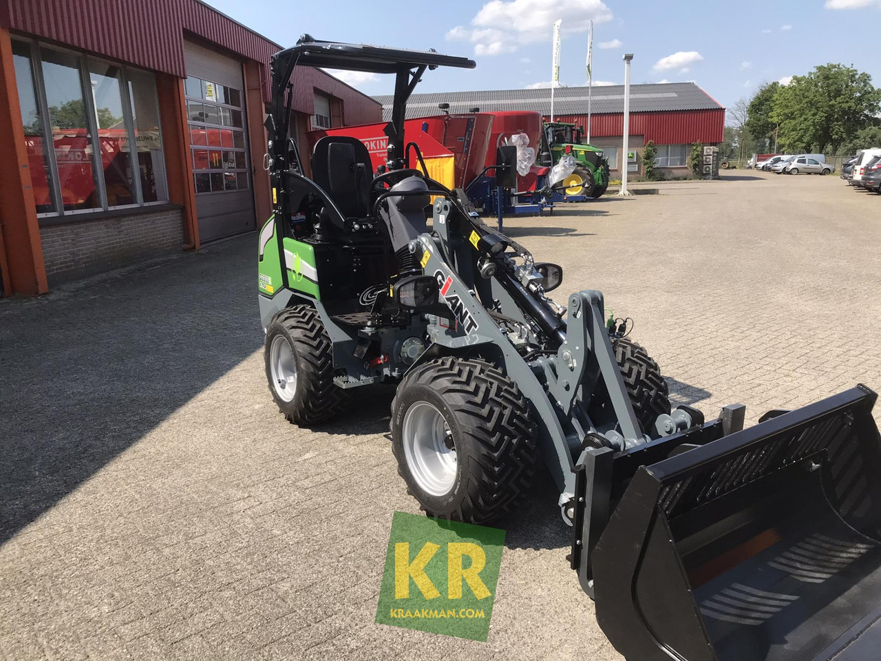 Giant G2200E - Derékcsuklós rakodó: 2 kép. Giant G2200E - Derékcsuklós rakodó: 2 kép.