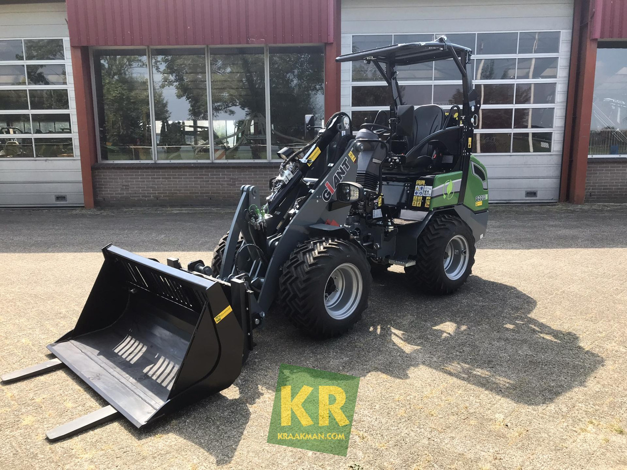 Giant G2200E - Derékcsuklós rakodó: 1 kép. Giant G2200E - Derékcsuklós rakodó: 1 kép.