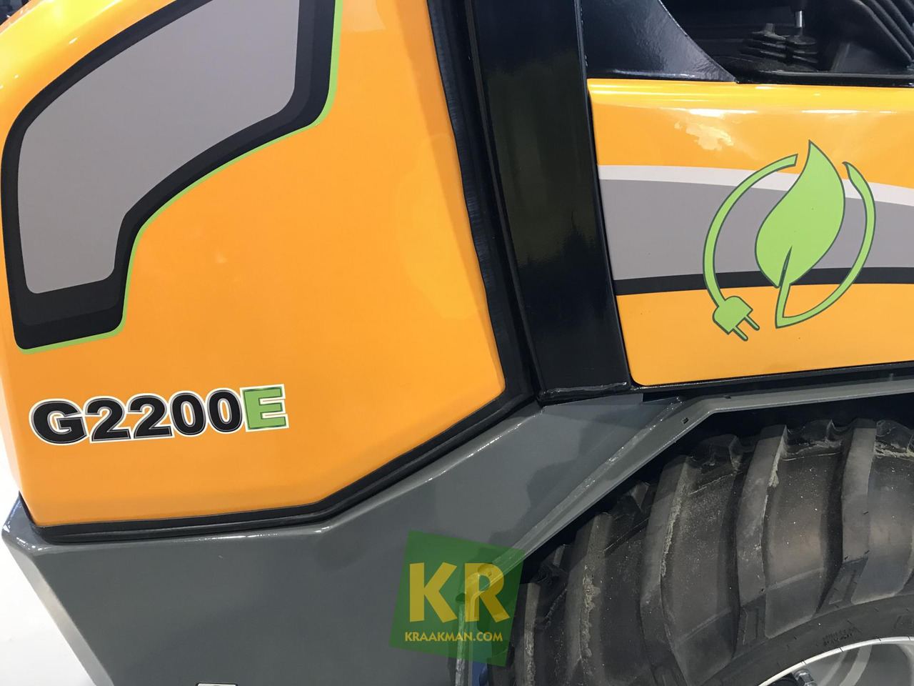 Giant G2200E  - Derékcsuklós rakodó: 4 kép. Giant G2200E  - Derékcsuklós rakodó: 4 kép.