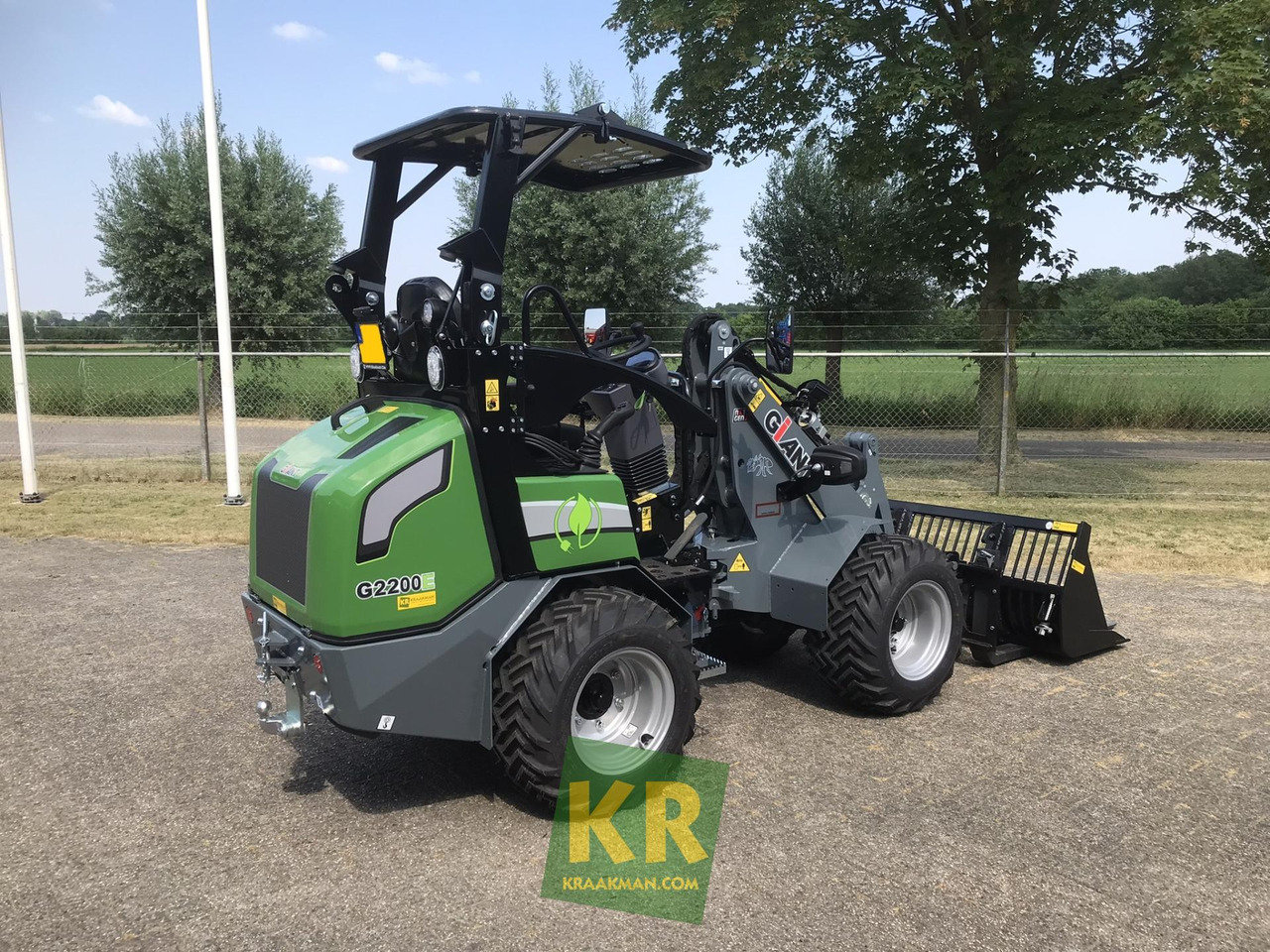 Giant G2200E - Derékcsuklós rakodó: 3 kép. Giant G2200E - Derékcsuklós rakodó: 3 kép.