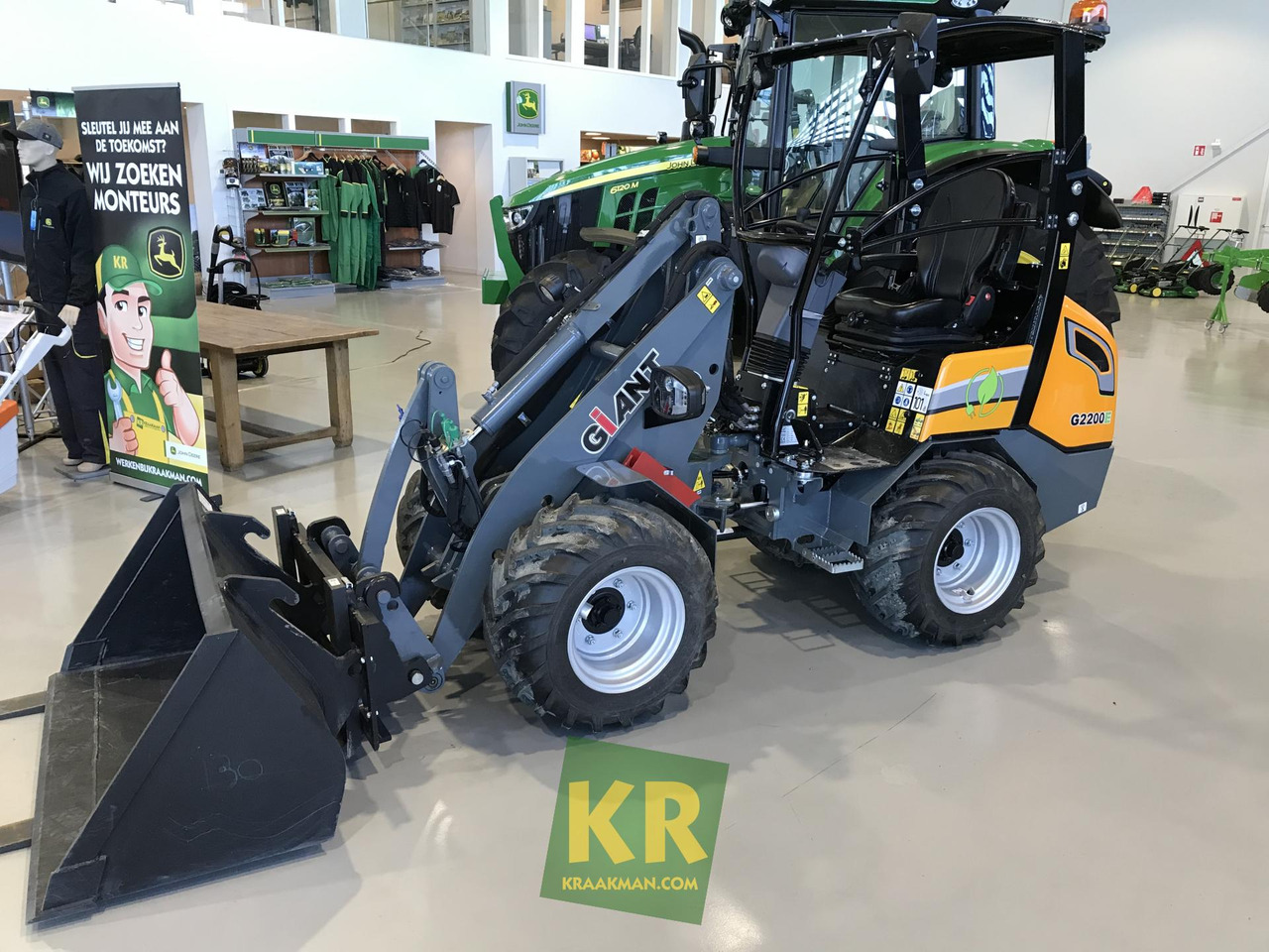 Giant G2200E  - Derékcsuklós rakodó: 1 kép. Giant G2200E  - Derékcsuklós rakodó: 1 kép.
