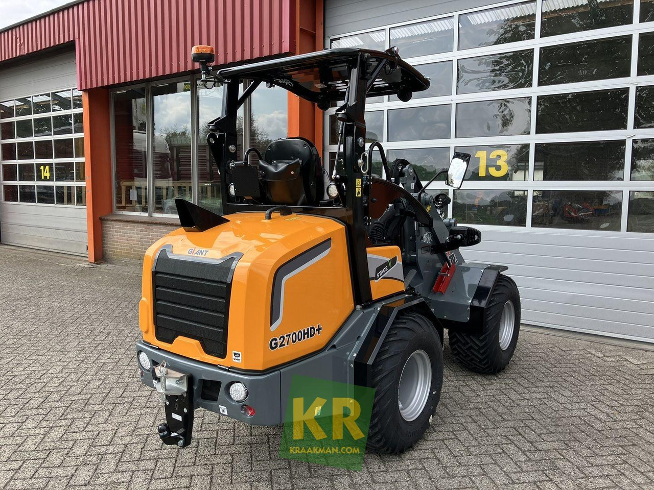 Giant G2700 HD  - Derékcsuklós rakodó: 4 kép. Giant G2700 HD  - Derékcsuklós rakodó: 4 kép.