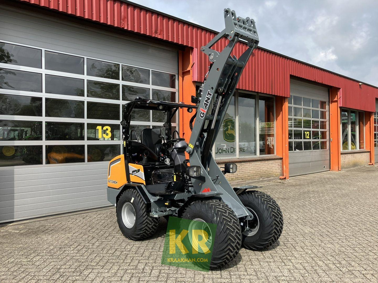 Giant G2700 HD  - Derékcsuklós rakodó: 3 kép. Giant G2700 HD  - Derékcsuklós rakodó: 3 kép.