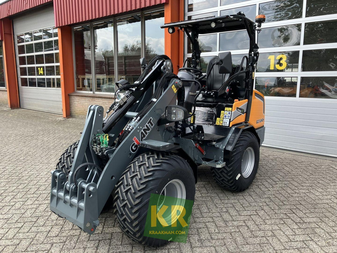 Giant G2700 HD  - Derékcsuklós rakodó: 1 kép. Giant G2700 HD  - Derékcsuklós rakodó: 1 kép.