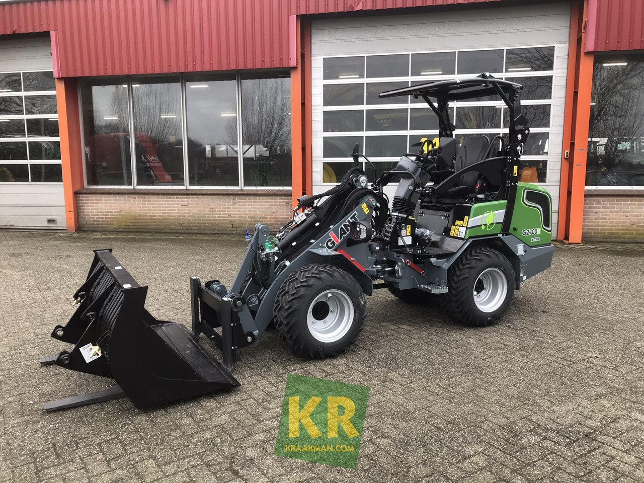Giant G2700E - Derékcsuklós rakodó: 1 kép. Giant G2700E - Derékcsuklós rakodó: 1 kép.